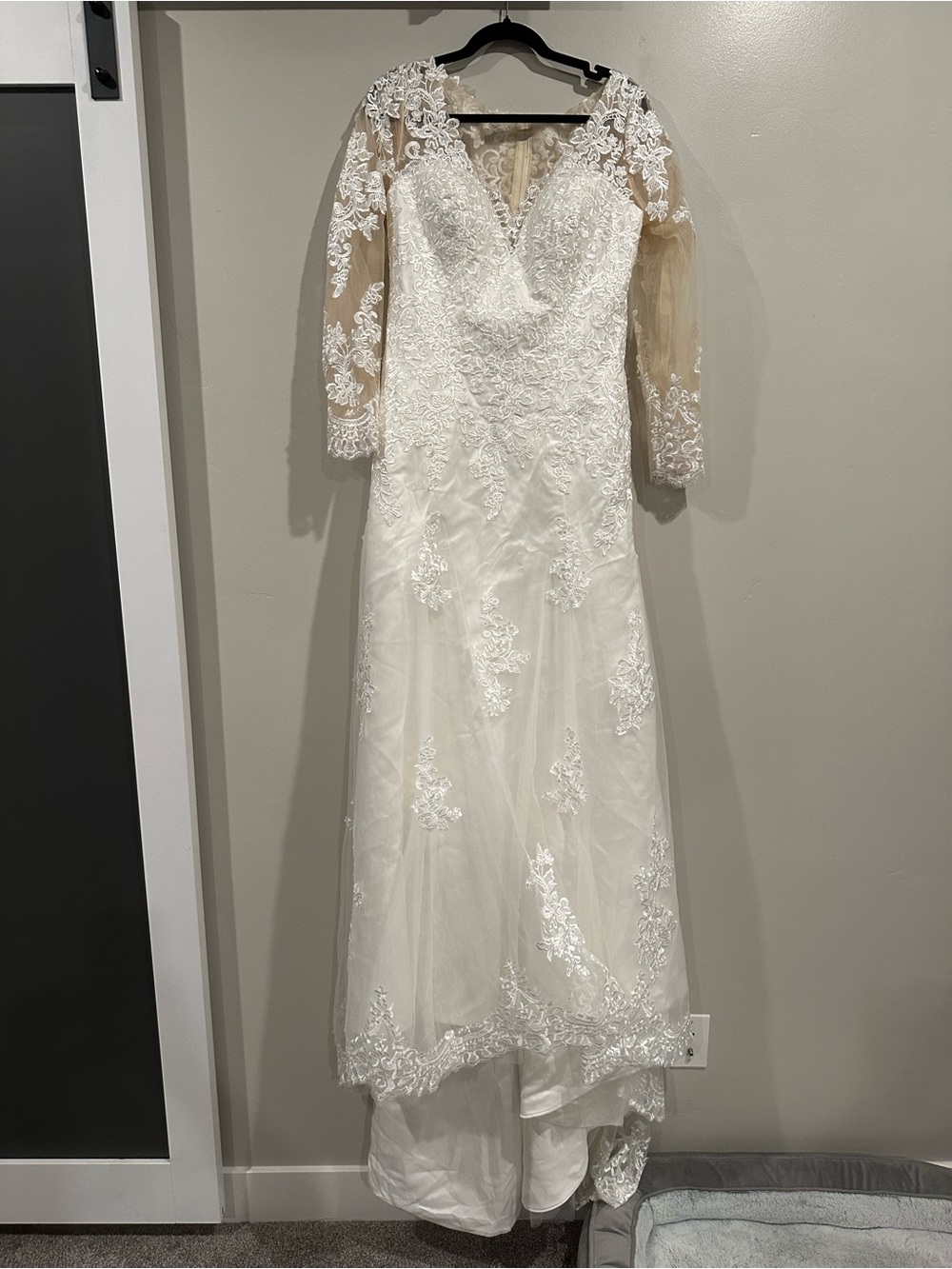 Elegant Lace Long-Sleeve Bridal Gown in Ivory